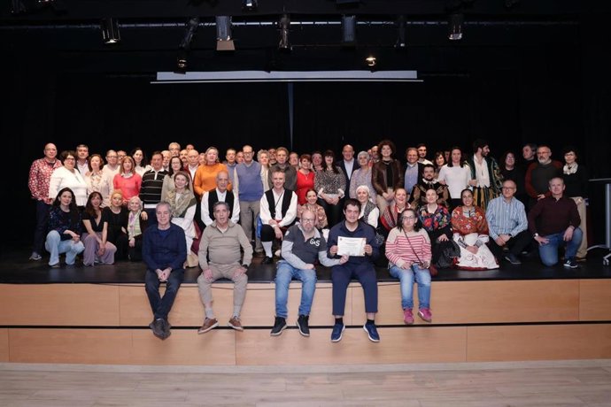Acto de entrega de diplomas a los grupos participantes en las Muestras de Teatro Vecinal, Cultura Tradicional y Actividades Culturales y de Ocio Infantil 2025.