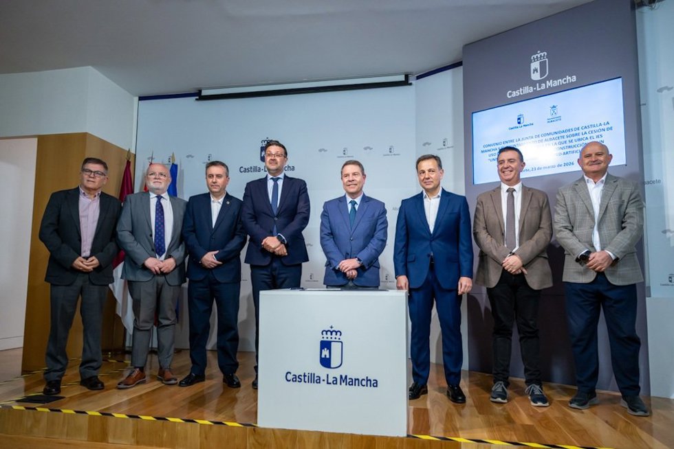 El jefe del Gobierno autonómico, Emiliano García-Page, preside el acto de firma del convenio de colaboración entre la Junta de Comunidades y el Ayuntamiento de Albacete para la construcción de un campo de fútbol en la capital albaceteña.
