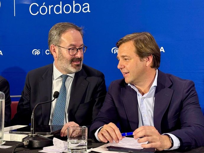 El secretario general del PP-A, Antonio Repullo, y por el presidente de la Diputación de Córdoba, Adolfo Molina.