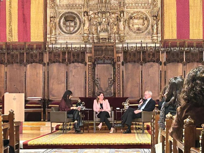 El president del Consell Econòmic i Social (CES), Antón Costas, i la directora del Consorci de la Zona Franca de Barcelona (CZFB), Blanca Sorigué,  en l'acte de celebració dels 20 anys de la Fundació BCN Formació Professional