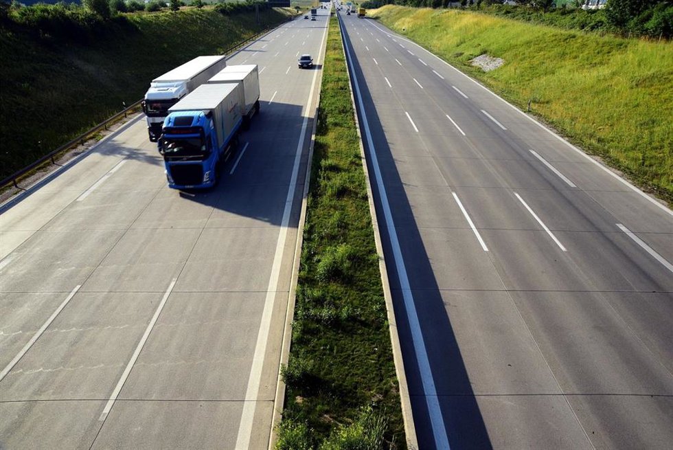 Archivo - Camiones en una carretera.