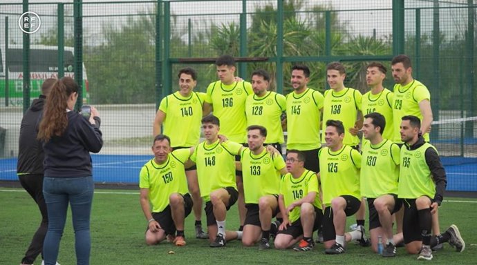 La RFEF impulsa la integración de personas con discapacidad intelectual a través del arbitraje de fútbol playa