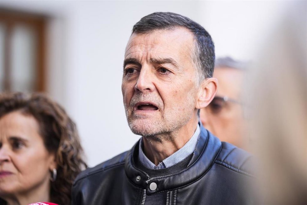 El coordinador federal de IU y candidato de Por Andalucía a la Presidencia de la Junta, Antonio Maíllo, atiende a los medios de comunicación. Imagen de archivo. 