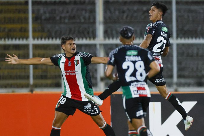 Futbol, Palestino vs Cobresal. Fecha 6, Liga de Primera 2026. El jugador de Palestino Martin Araya, derecha, celebra con sus companeros tras marcar un gol contra Cobresal durante el partido de primera primera division disputado en el estadio La Cisterna