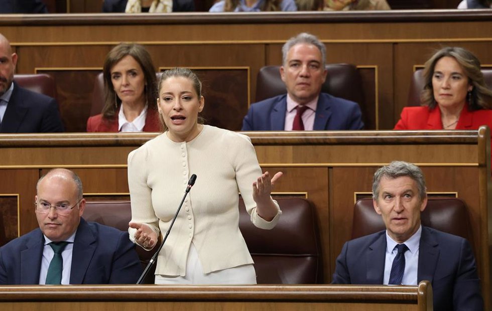 La portavoz del PP en el Congreso, Ester Muñoz, interviene durante una sesión de control al Gobierno, en el Congreso de los Diputados.