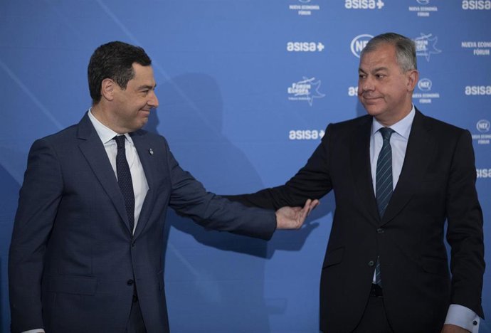 Archivo - El candidato del PP a la Alcaldía de Sevilla, José Luis Sanz (d), junto al presidente de la Junta de Andalucía, Juanma Moreno (i) en un desayuno informativo. Imagen de archivo. 