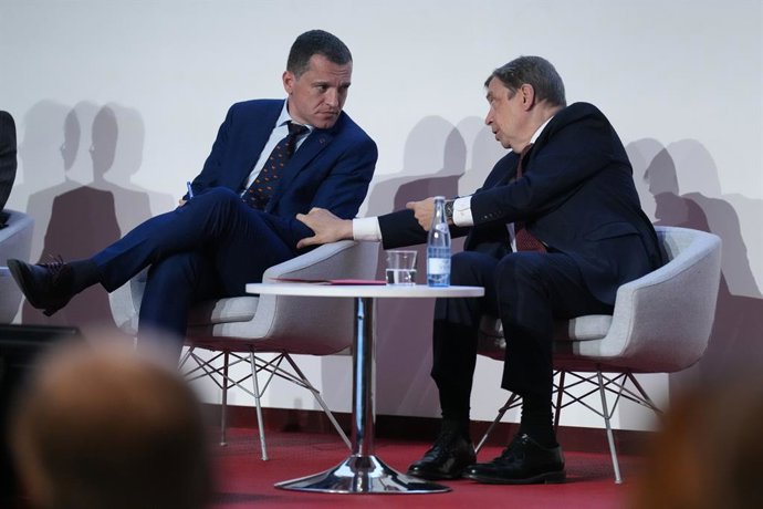 El conseller de Agricultura, Ganadería, Pesca y Alimentación de la Generalitat, Òscar Ordeig (i), y el ministro de Agricultura, Pesca y Alimentación, Luis Planas (d), durante la inauguración de la  II Cumbre Agroalimentaria 'Sistemas alimentarios global.e