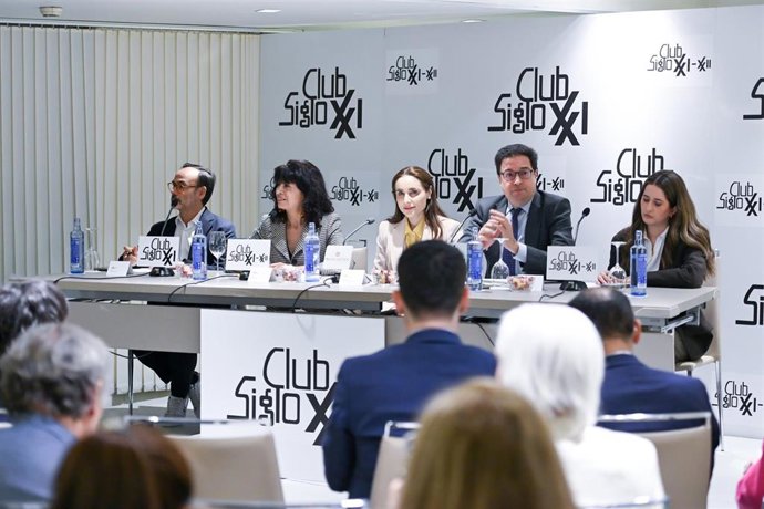 La ministra de Igualdad, Ana Redondo (2i); la presidenta de honor del Club Siglo XXI, Paloma Segrelles (c); y el ministro para la Transformación Digital y de la Función Pública, Óscar López (2d); durante un coloquio en el Club Siglo XXI