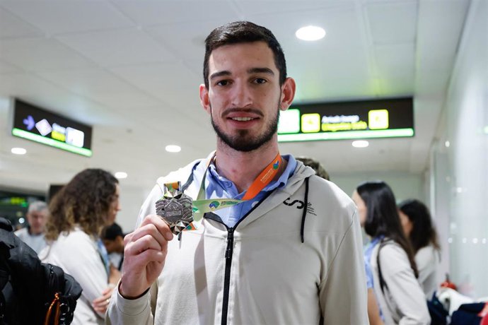 Quique Llopis posa con su medalla de plata del Mundial de pista cubierta de Torun a su llegada al aeropuerto Adolfo Suárez Madrid-Barajas