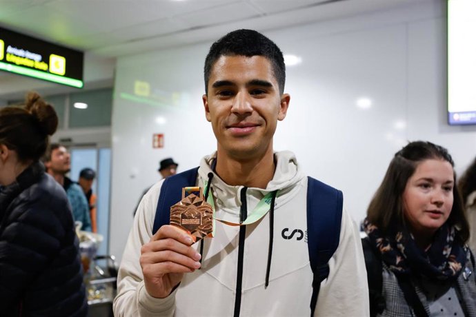 Mohamed Attaoui posa con su medalla de bronce conseguida en el Mundial de pista cubierta de Torun a su llegada al aeropuerto Adolfo Suárez Madrid-Barajas