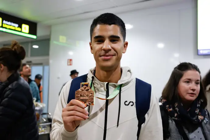 Mohamed Attaoui con su medalla de bronce