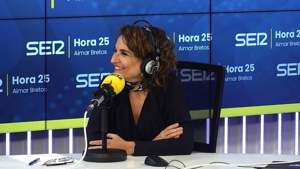La secretaria general del PSOE-A, María Jesús Montero, en una entrevista en la Cadena SER.