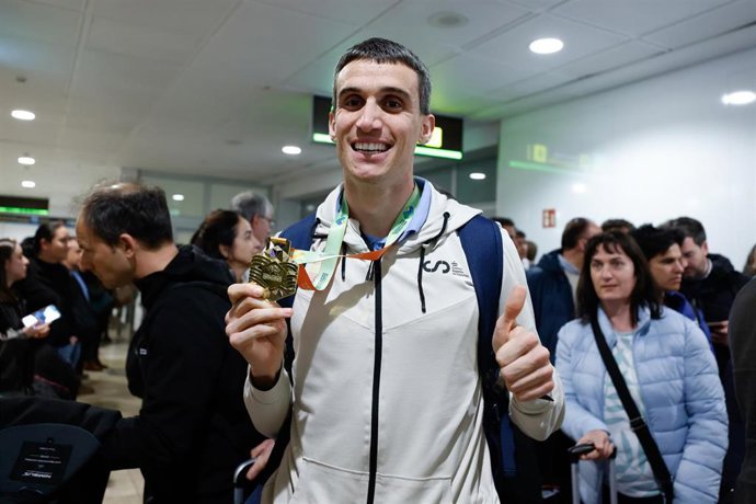 Mariano García posa con su medalla de oro del Campeonato del Mundo de pista cubierta de Torun a su llegada al aeropuerto Adolfo Suárez Madrid–Barajas