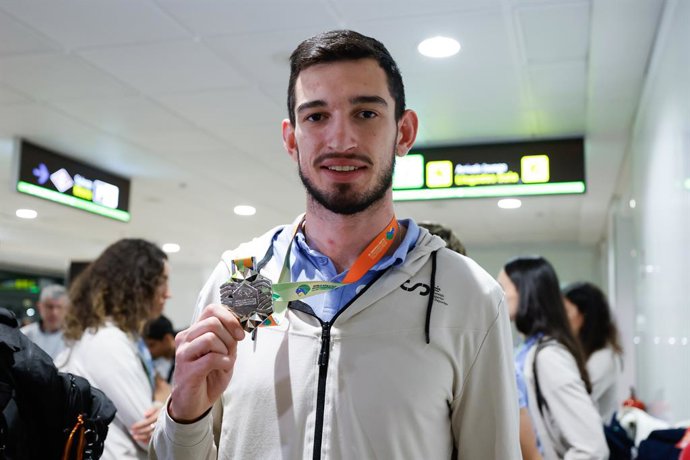 Quique Llopis posa para a foto durante a recepção aos atletas espanhóis após o Campeonato Mundial de Atletismo em Pista Coberta de 2026, em Frankfurt, na chegada deles ao Aeroporto Adolfo Suárez Madrid-Barajas, em 23 de março de 2026, em Madri, Espanha.