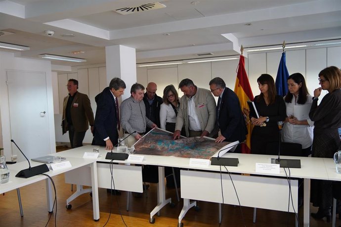 Archivo - Reunión entre los ministerios de Agricultura, Pesca y Alimentación y Transición Ecológica, los representantes de la comunidad de regantes y el delegado del Gobierno, Pedro Fernández, y el subdelegado Granada, José Antonio Montilla.