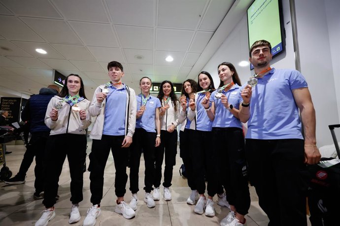 Atletas espanhóis posam para uma foto durante a recepção aos atletas espanhóis após o Campeonato Mundial de Atletismo em Pista Coberta de 2026, em Frankfurt, na chegada ao Aeroporto Adolfo Suárez Madrid-Barajas, em 23 de março de 2026, em Madri, Espanha.