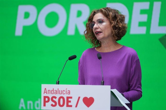 Archivo - La vicepresidenta primera del Gobierno y secretaria general del PSOE de Andalucía, María Jesús Montero durante una rueda de prensa.