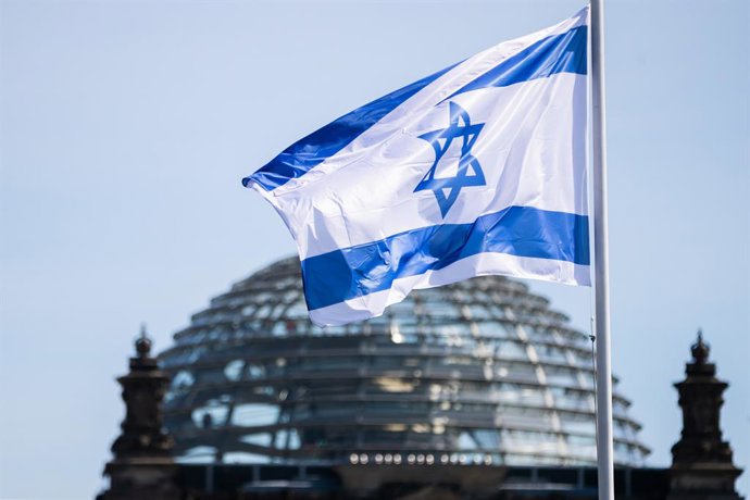 Archivo - Arquivo - 4 de setembro de 2022, Berlim: A bandeira de Israel hasteada em frente à cúpula do edifício do Reichstag por ocasião da visita do presidente israelense Isaac Herzog. Herzog inicia neste domingo uma visita de Estado de três dias à Alema