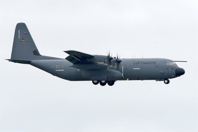 Un avió de transport tipus Hèrcules C-130 en una imatge d'arxiu