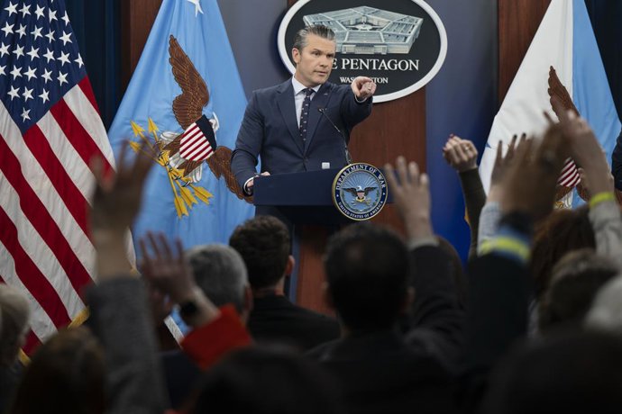 16 de março de 2026, Washington, D.C., Estados Unidos da América: O secretário de Defesa dos EUA, Pete Hegseth, responde à pergunta de um repórter durante uma coletiva de imprensa para discutir a Operação Epic Fury no Pentágono, em 13 de março de 2026, em