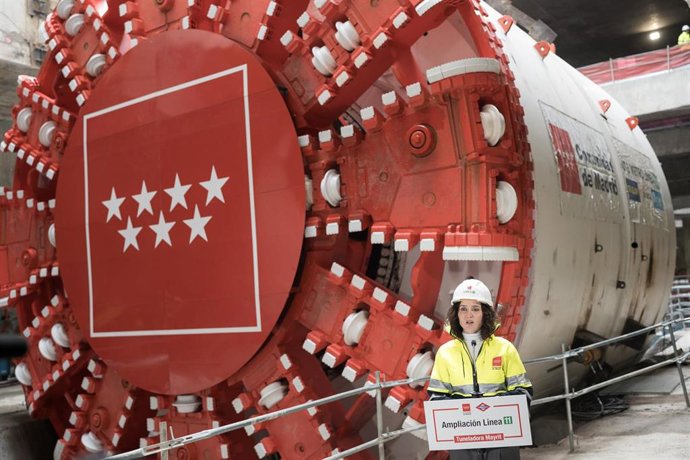 Archivo - Archivo.- La presidenta de la Comunidad de Madrid, Isabel Díaz Ayuso, asiste al inicio del montaje de la tuneladora Mayrit