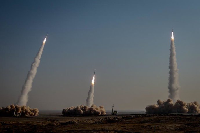 Archivo - HANDOUT - 15 January 2021, Iran, ---: A picture made available on 16 January 2021 shows Iranian long range missiles launching during a military drill held as part of the 15th Great Prophet manoeuvrers at an undisclosed location in Iran's Great S