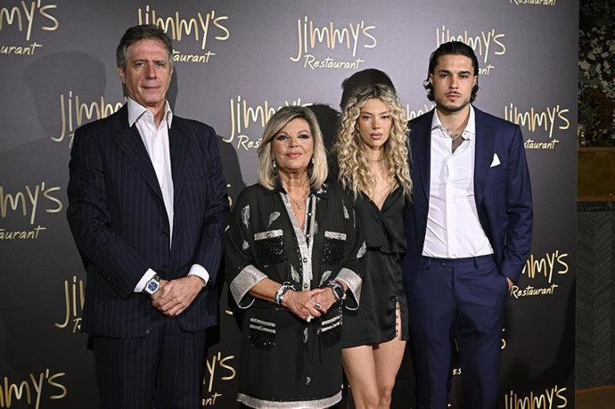 Archivo - Terelu Campos con su hija, Alejandra Rubio, su yerno, Carlo Costanzia, y el padre de éste, Carlo Costanzia di Costigliole, en su fiesta de cumpleaños el pasado septiembre.