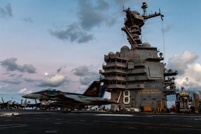5 de março de 2026, USS Gerald R. Ford, águas internacionais: Um avião F/A-18F Super Hornet da Marinha dos Estados Unidos, pertencente aos Blacklions do Esquadrão de Caças de Ataque 213, pousa no convés de voo do porta-aviões da classe Ford, o USS Gerald 