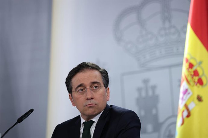 (I-D) El ministro de Exteriores, José Manuel Albares , durante la rueda de prensa posterior al Consejo de Ministros, a 10 de marzo de 2026, en Madrid (España). El Consejo de Ministros ha aprobado hoy el Real Decreto (RD) que garantiza el acceso a atención