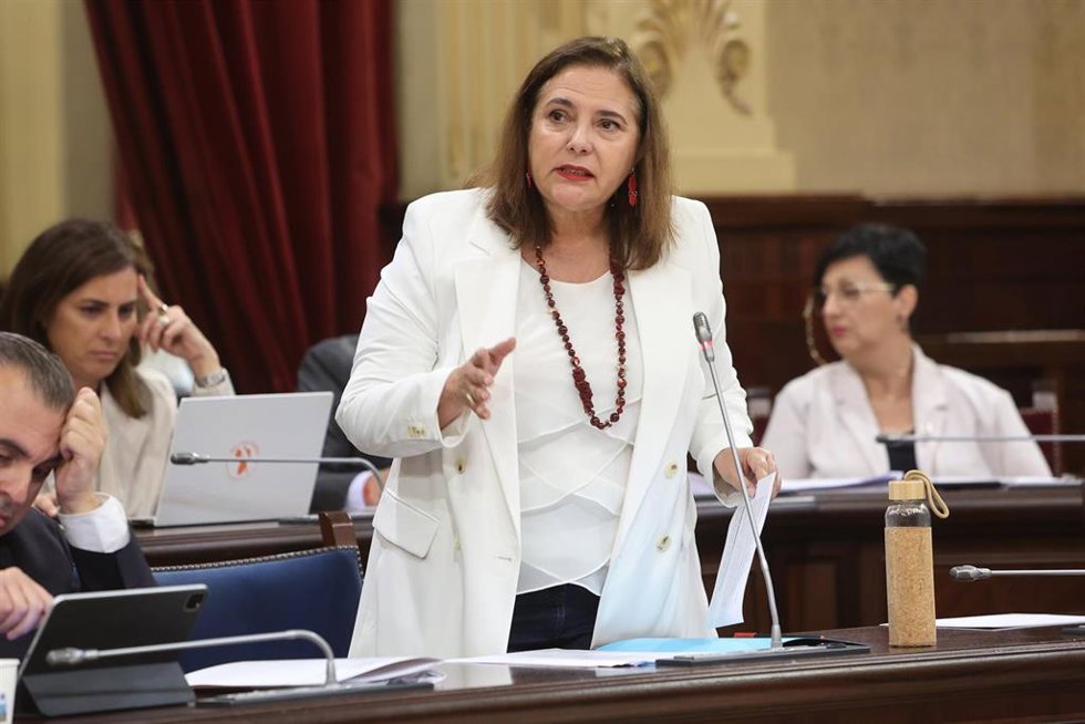 Archivo - La consellera de Sanidad, Manuela García, durante una sesión de control al Govern balear, a 20 de mayo de 2025, en Palma de Mallorca, Mallorca, Baleares (España). 