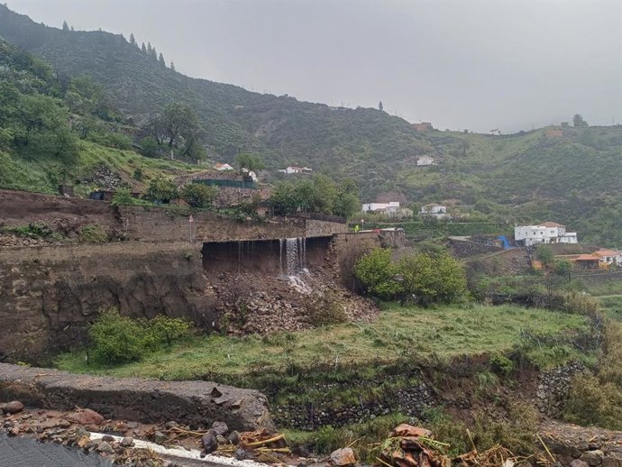 Imagen de un desprendimiento bajo un viario en Gran Canaria por la borrasca 'Therese'