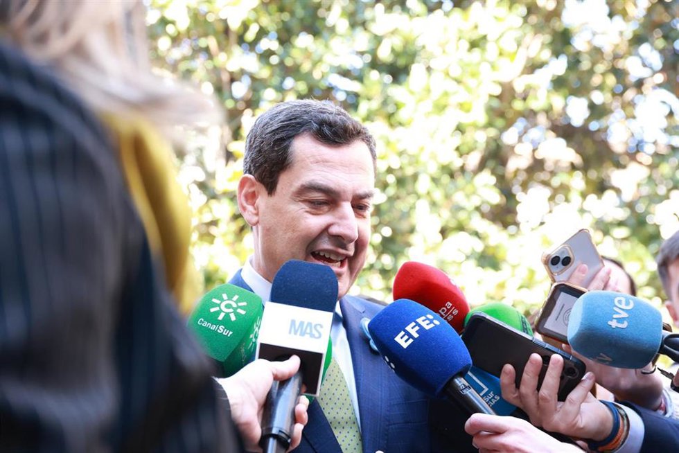 El presidente de la Junta de Andalucía, Juanma Moreno, atiende a los medios en el Parlamento de Andalucía, en una imagen de archivo.