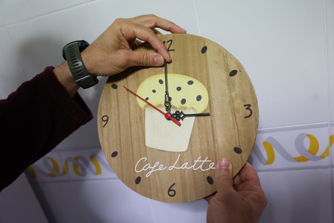Cambio de hora en un reloj de pared, a 17 de marzo de 2026, en Madrid (España). El horario de verano en España en 2026 comenzará el domingo 29 de marzo, según el calendario aprobado por el Gobierno y publicado en el Boletín Oficial del Estado (BOE).
