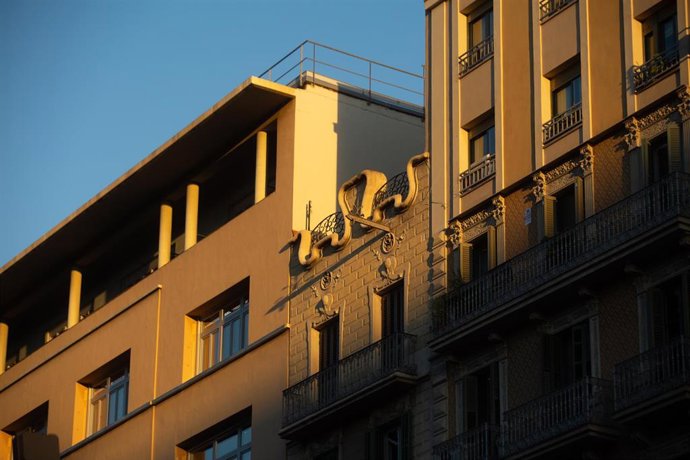 Archivo - Edificios con viviendas, a 11 de enero de 2022, en Barcelona, Cataluña (España). La vivienda en España ha aumentado su precio un 3,5% en julio comparado con el mismo mes del año pasado y un 1,2% respecto a junio. El metro cuadrado se sitúa en un