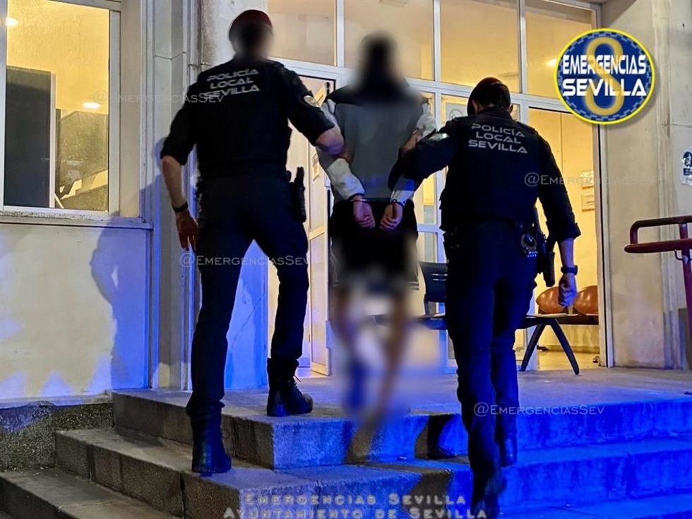 Detención de un hombre por parte del Grupo de Apoyo y Reacción (GAR) de la Policía Local de Sevilla.