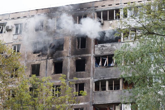 Archivo - 07 May 2025, Ukraine, Kiev: Smoke rises from a fire-stricken apartment block damamged by the falling Russian drone. Photo: -/Ukrinform/dpa