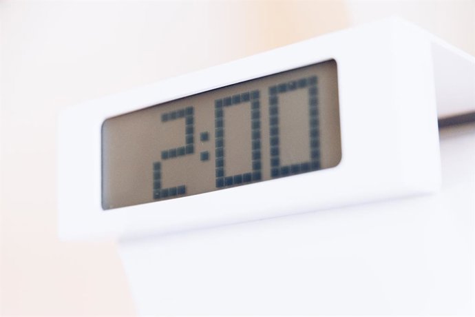 Archivo - Un despertador que marca las 2.00 horas, a 28 de octubre de 2023, en Madrid (España). En la madrugada de hoy al domingo, 29 de octubre, los españoles retrasan una hora sus relojes como cada año. Las 03.00 horas de la España peninsular pasan a se