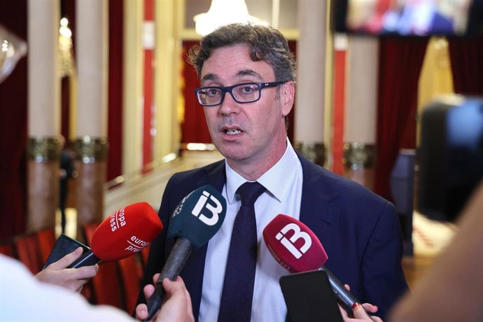 Archivo - El conseller de Economía, Hacienda e Innovación del Govern balear, Antoni Costa, atiende a los medios de comunicación durante un debate de presupuestos autonómicos en el Parlament Balear, a 9 de julio de 2025