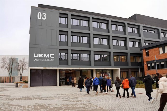 Archivo - Asistentes a la jornada de puertas abiertas de la Universidad Europea Miguel de Cervantes, en el edificio número tres del campus universitario de la UEMC en Valladolid.