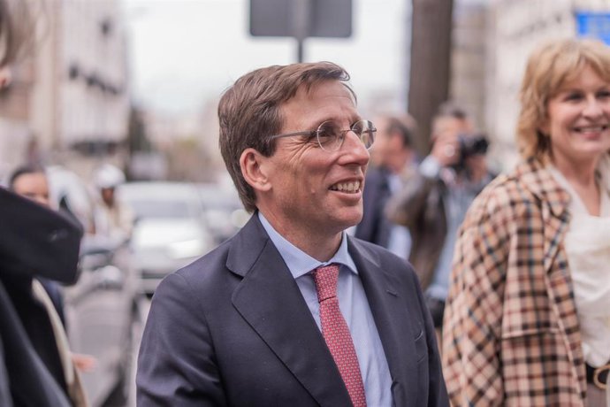 El alcalde de Madrid, José Luis Martínez-Almeida, durante la presentación de un monumento en recuerdo a los caídos por la libertad de expresión, frente a la sede de la APM, a 18 de marzo de 2026, en Madrid (España).