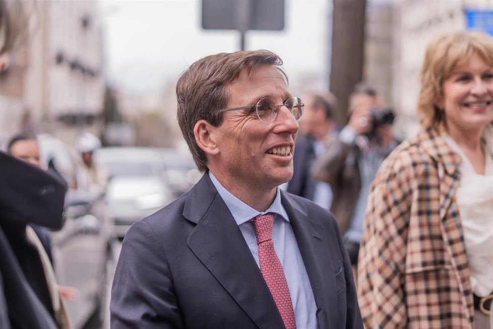 El alcalde de Madrid, José Luis Martínez-Almeida, durante la presentación de un monumento en recuerdo a los caídos por la libertad de expresión, frente a la sede de la APM, a 18 de marzo de 2026, en Madrid (España).