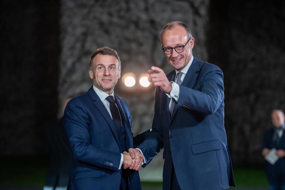 Archivo - 15 December 2025, Berlin: Germany's Chancellor Friedrich Merz (R) welcomes French President Emmanuel Macron at the Chancellery. Consultations on a possible peace plan in Ukraine are taking place in Berlin. Photo: Michael Kappeler/dpa