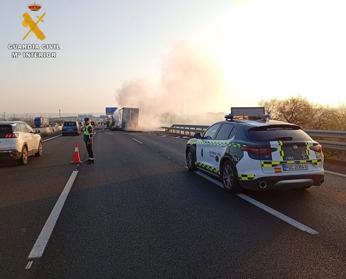 Un incendio fortuito por la avería de un camión en la A2 obliga a cortar un carril sentido Barcelona