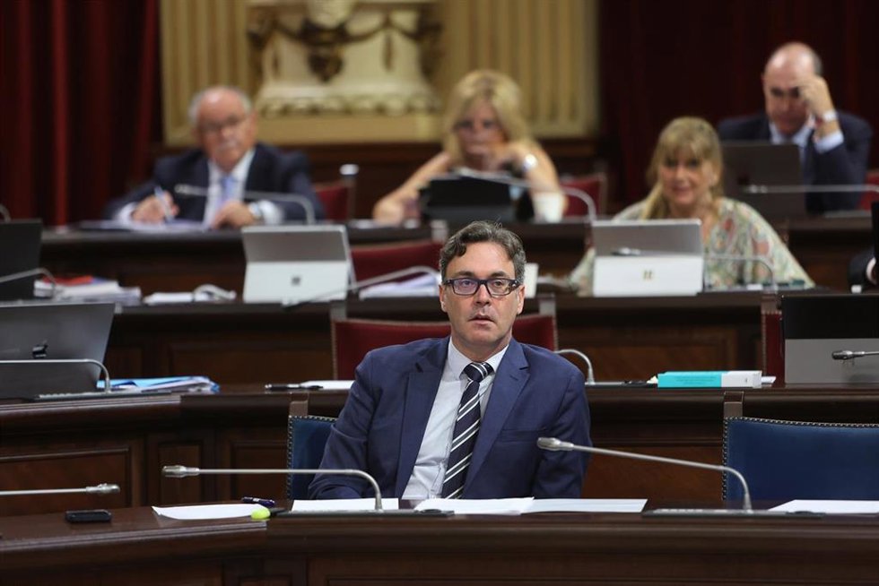 Archivo - El conseller de Economía, Hacienda e Innovación del Govern balear, Antoni Costa, durante un debate de presupuestos autonómicos en el Parlament Balear, a 8 de julio de 2025, en Palma de Mallorca, Mallorca, Baleares (España). 