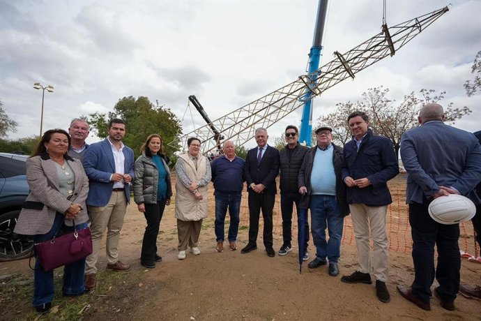 Retirada de la última torre de alta tensión junto al Parque de Miraflores en Sevilla.