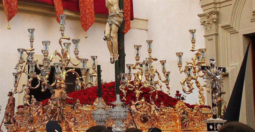 Archivo - Flores en un paso de Semana Santa en imagen de archivo.