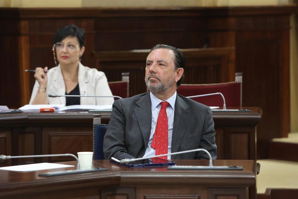 Archivo - El conseller de Empresa, Empleo y Energía, Alejandro Sáenz de San Pedro, durante una sesión de control al Govern balear, a 20 de mayo de 2025, en Palma de Mallorca, Mallorca, Baleares (España). 