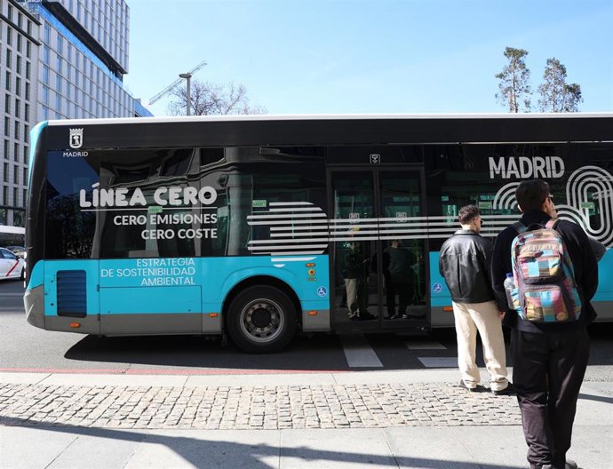 Un autobús de la línea 001