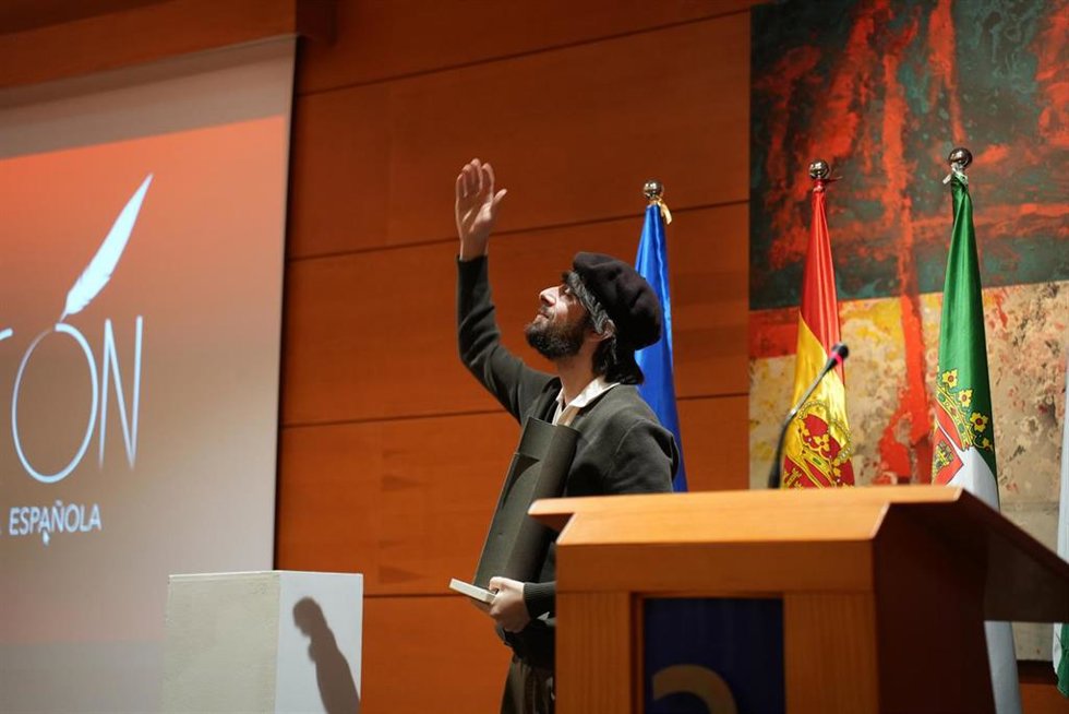 Archivo - David Uclés, autor de 'La península de las casas vacías' recibe la escultura de 'El Abrazo', tras ganar el XX Premio Dulce Chacón de Narrativa Española.