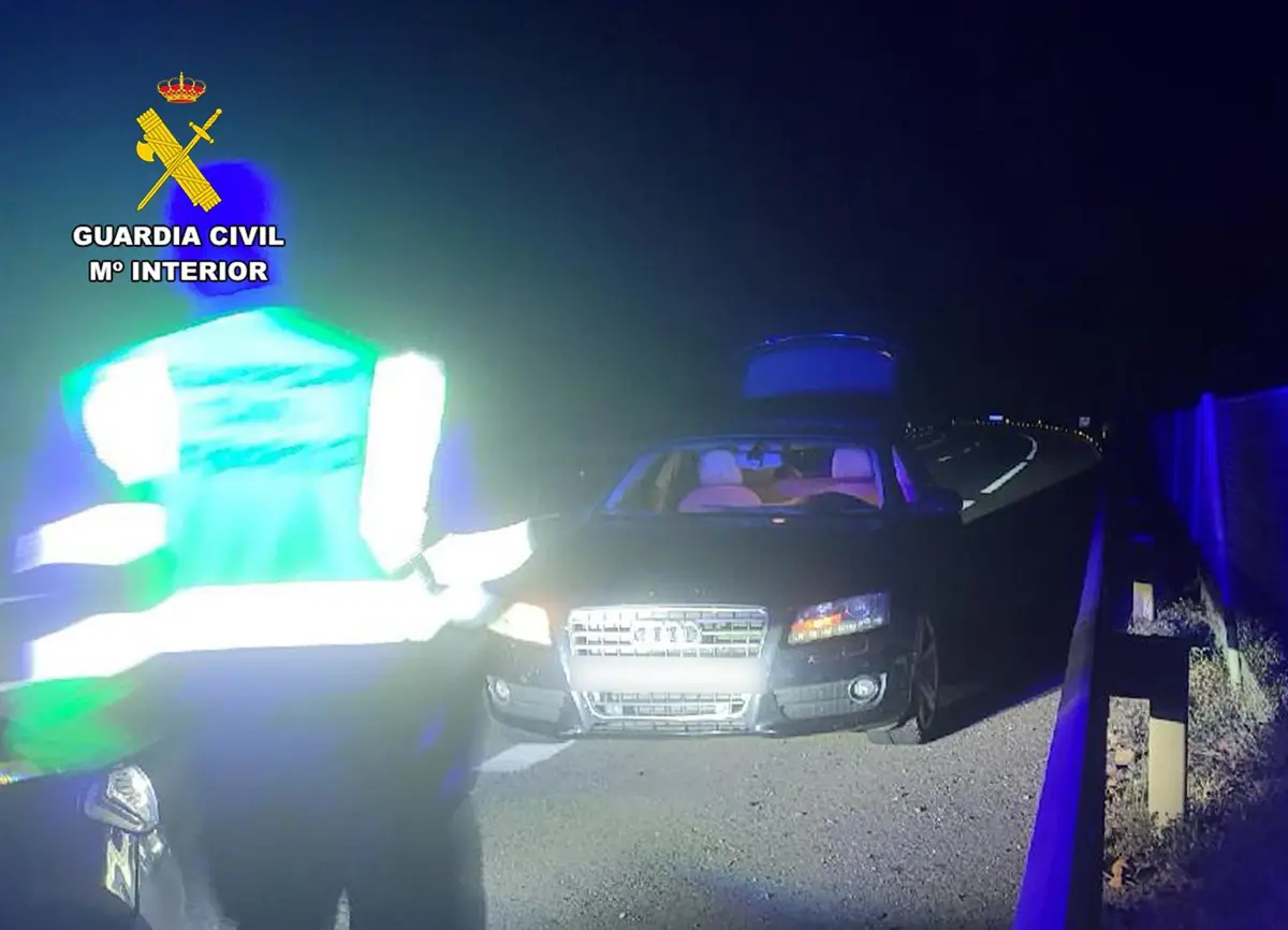 Detención de un joven por conducir en sentido contrario